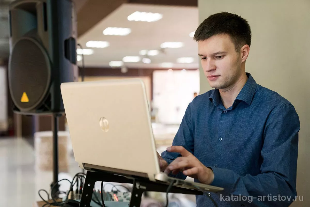 Диджей Денис Чураков