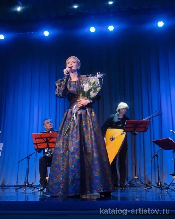 Певица Алёна Босолаева, вокалист