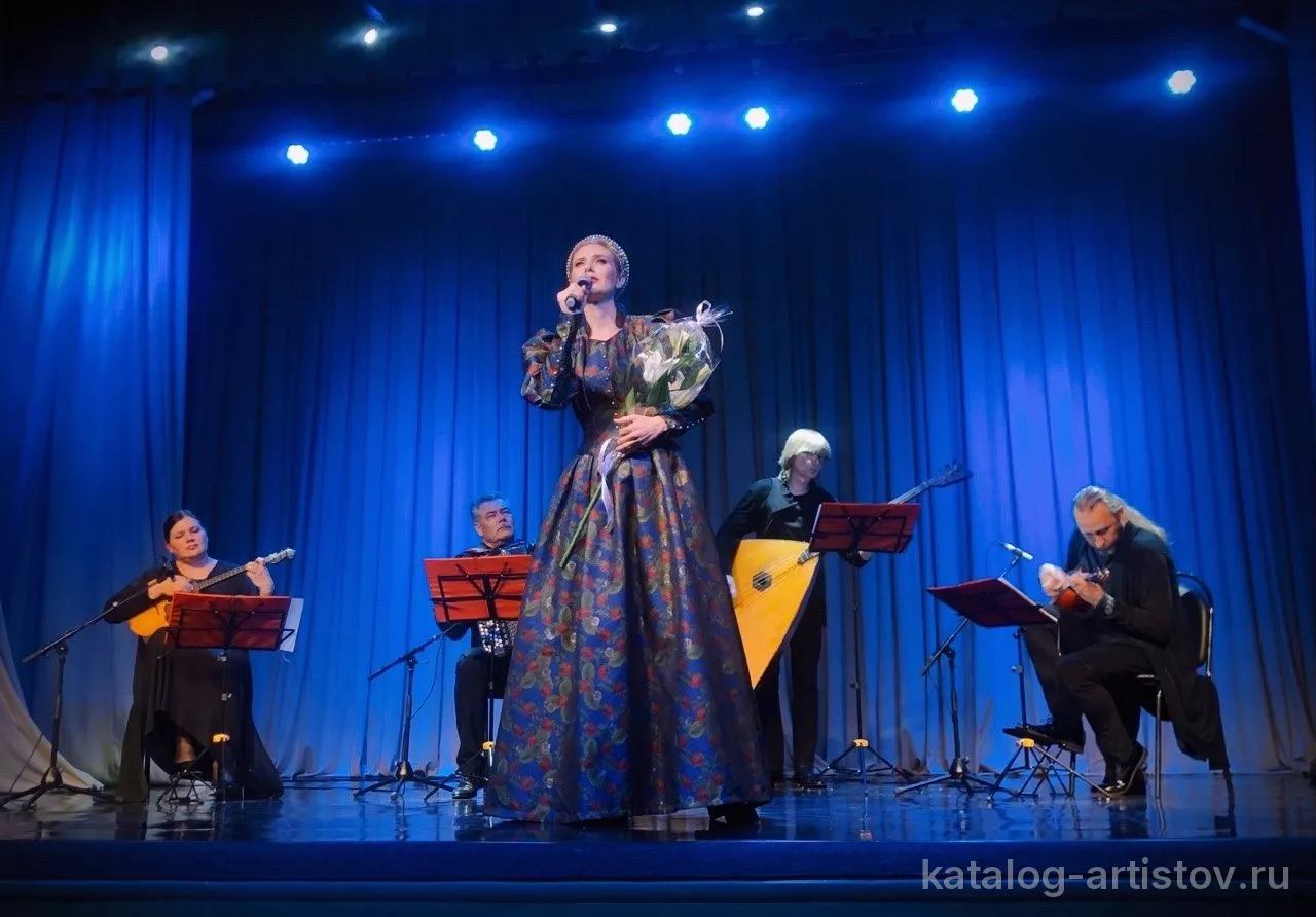 Певица Алёна Босолаева, вокалист