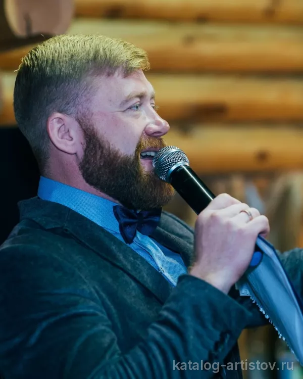 Ведущий Александр Манаков