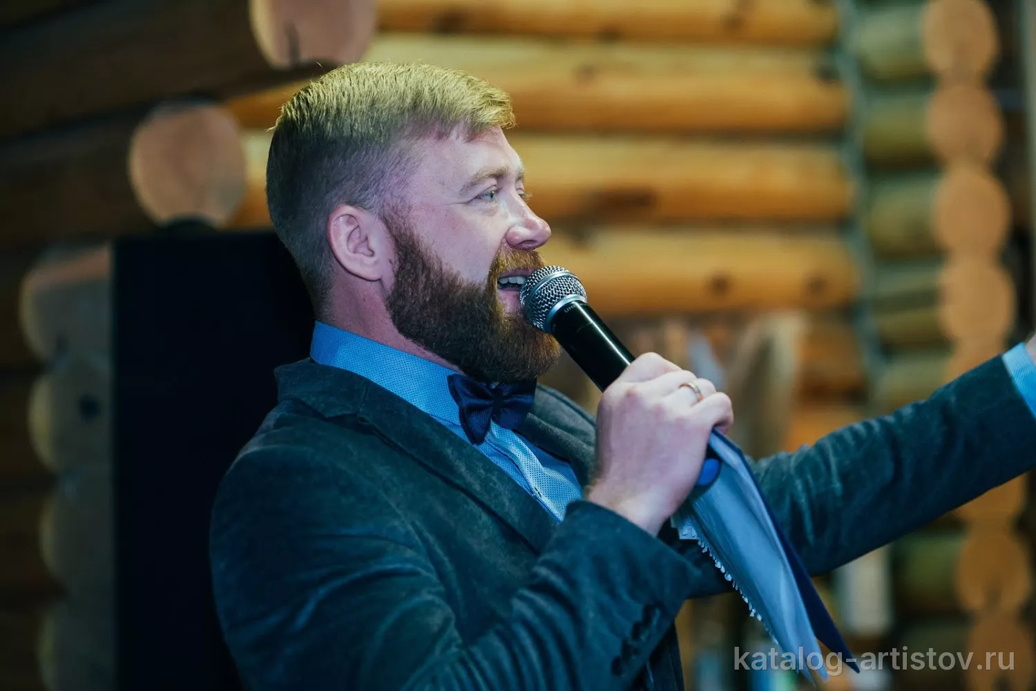 Ведущий Александр Манаков