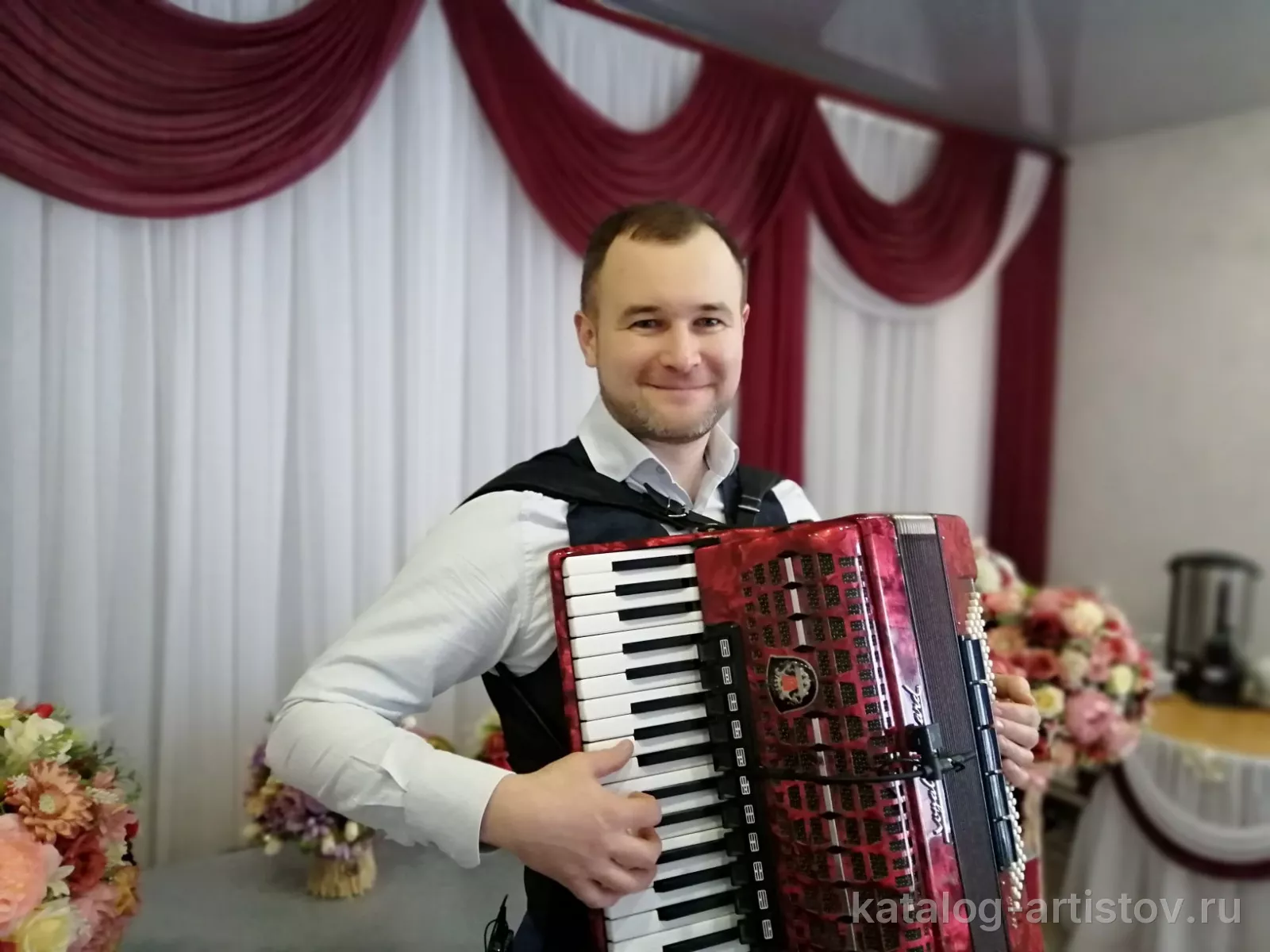 Ведущий Алексей Сечин