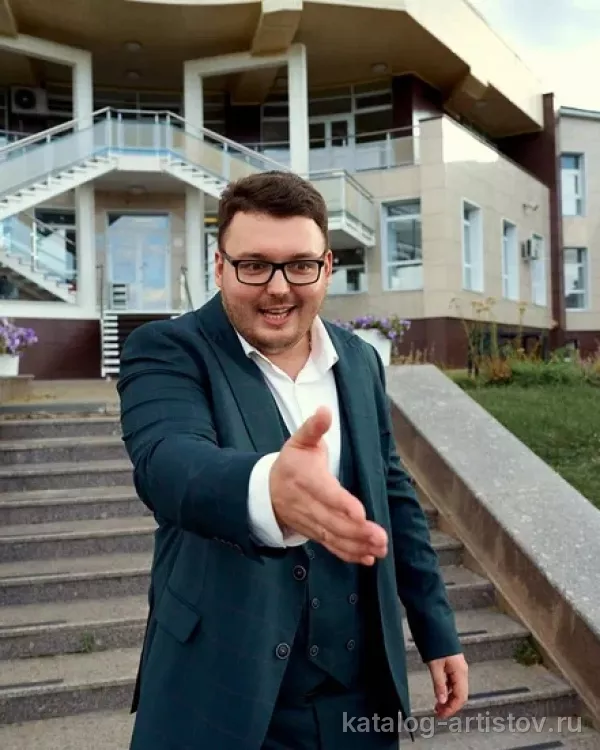 Ведущий Михаил Гулевский