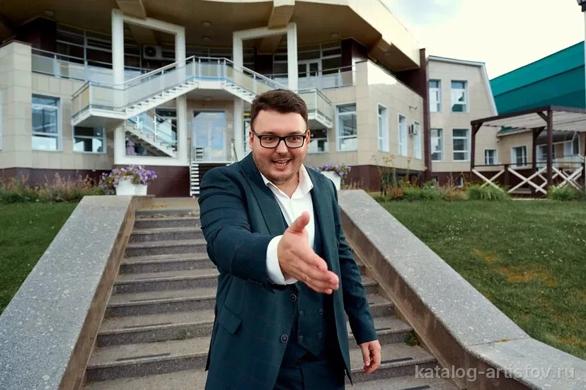 Ведущий Михаил Гулевский