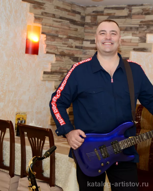Ведущий Олег Васильев