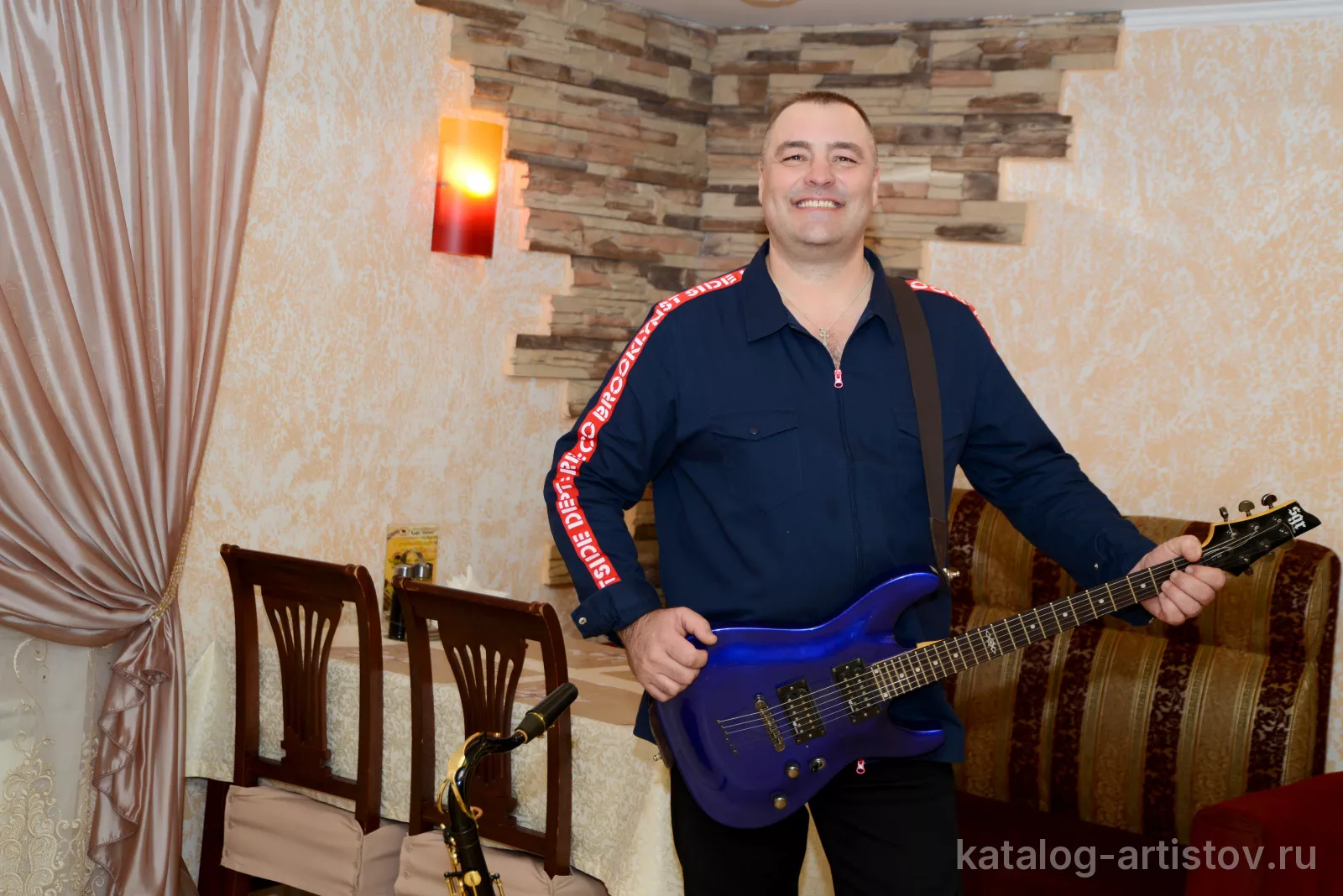 Ведущий Олег Васильев
