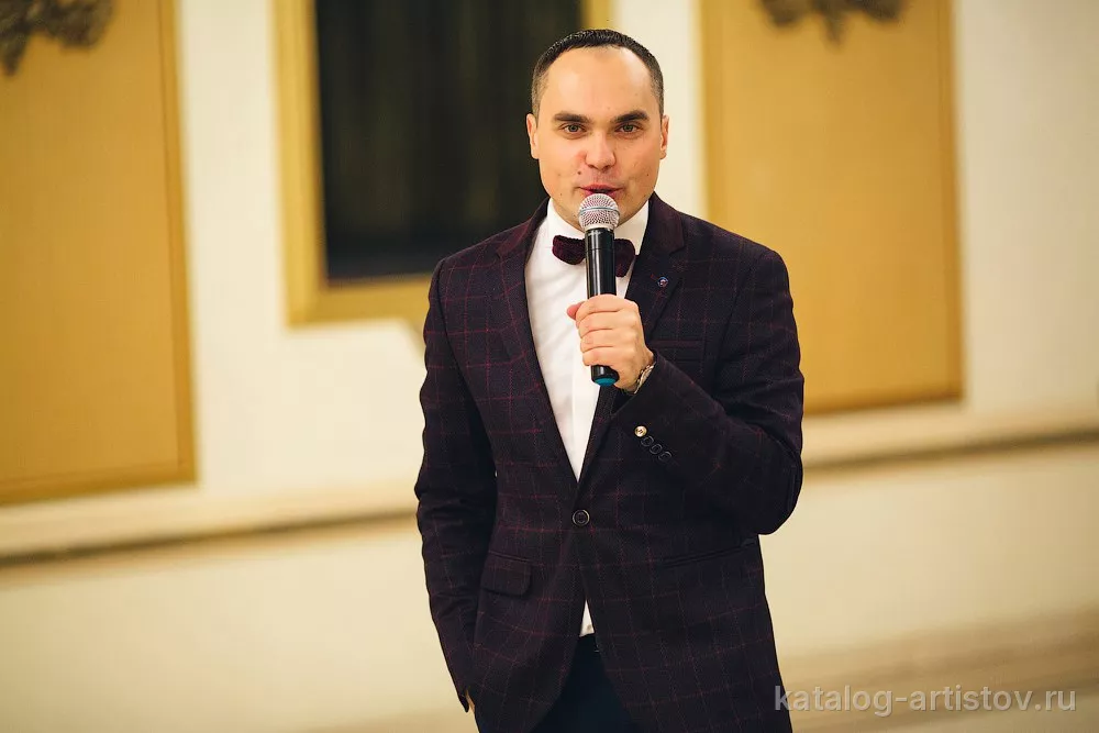 Ведущий Евгений Тараторин