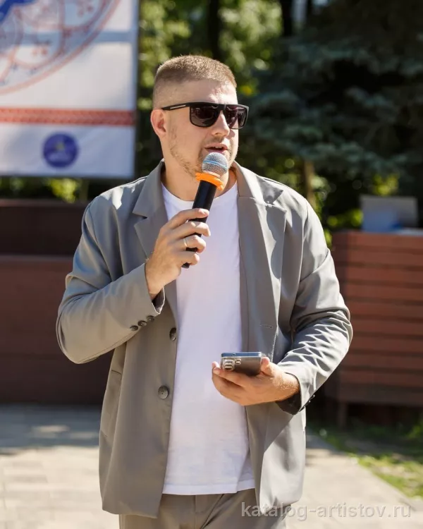 Ведущий Максим Галанов