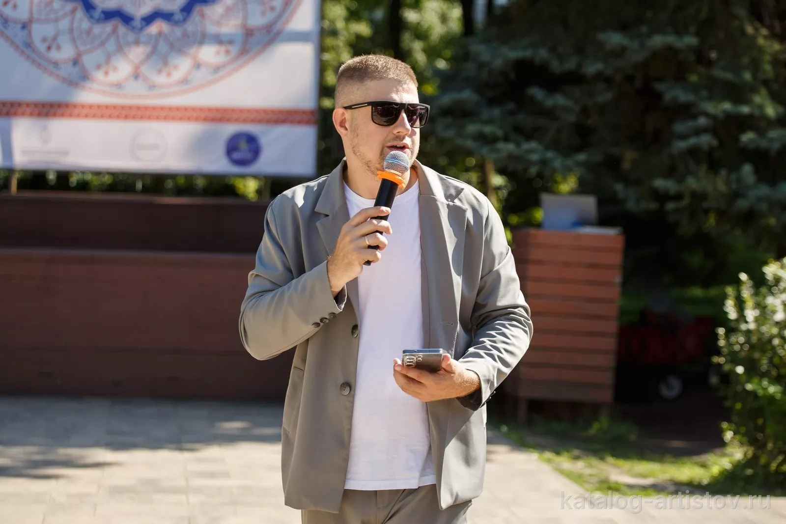 Ведущий Максим Галанов