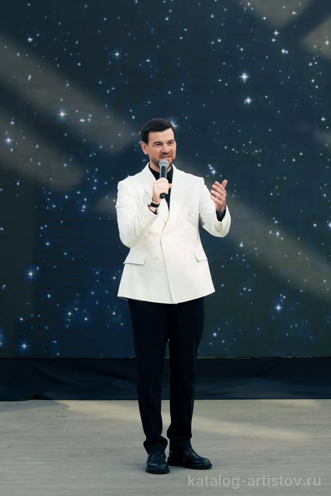 Ведущий Вадим Попов