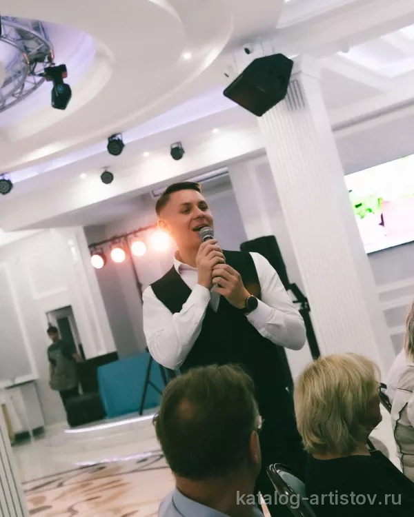 Ведущий Александр Разиньков