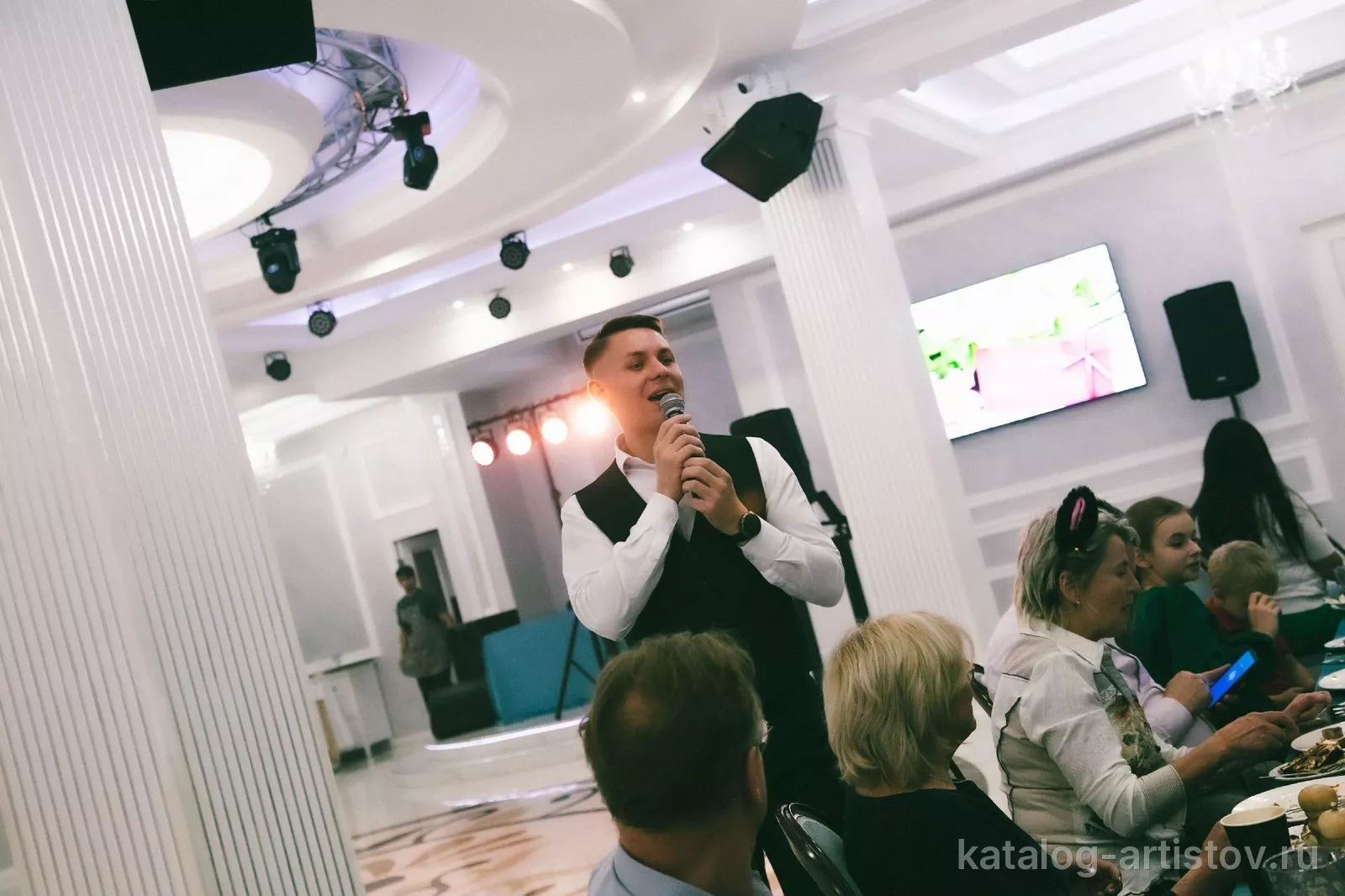 Ведущий Александр Разиньков