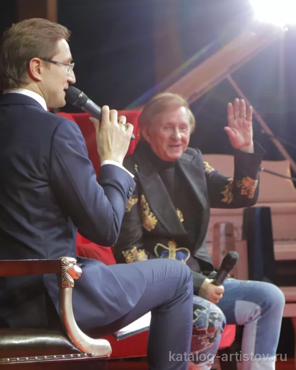 Ведущий Роман Акимов