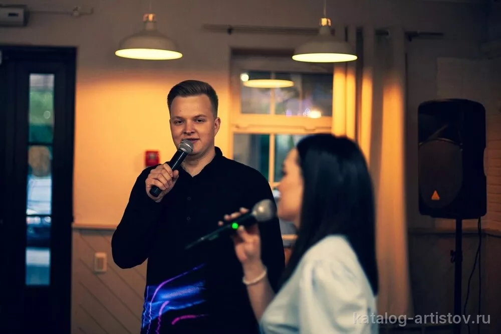 Ведущий Максим Баландин