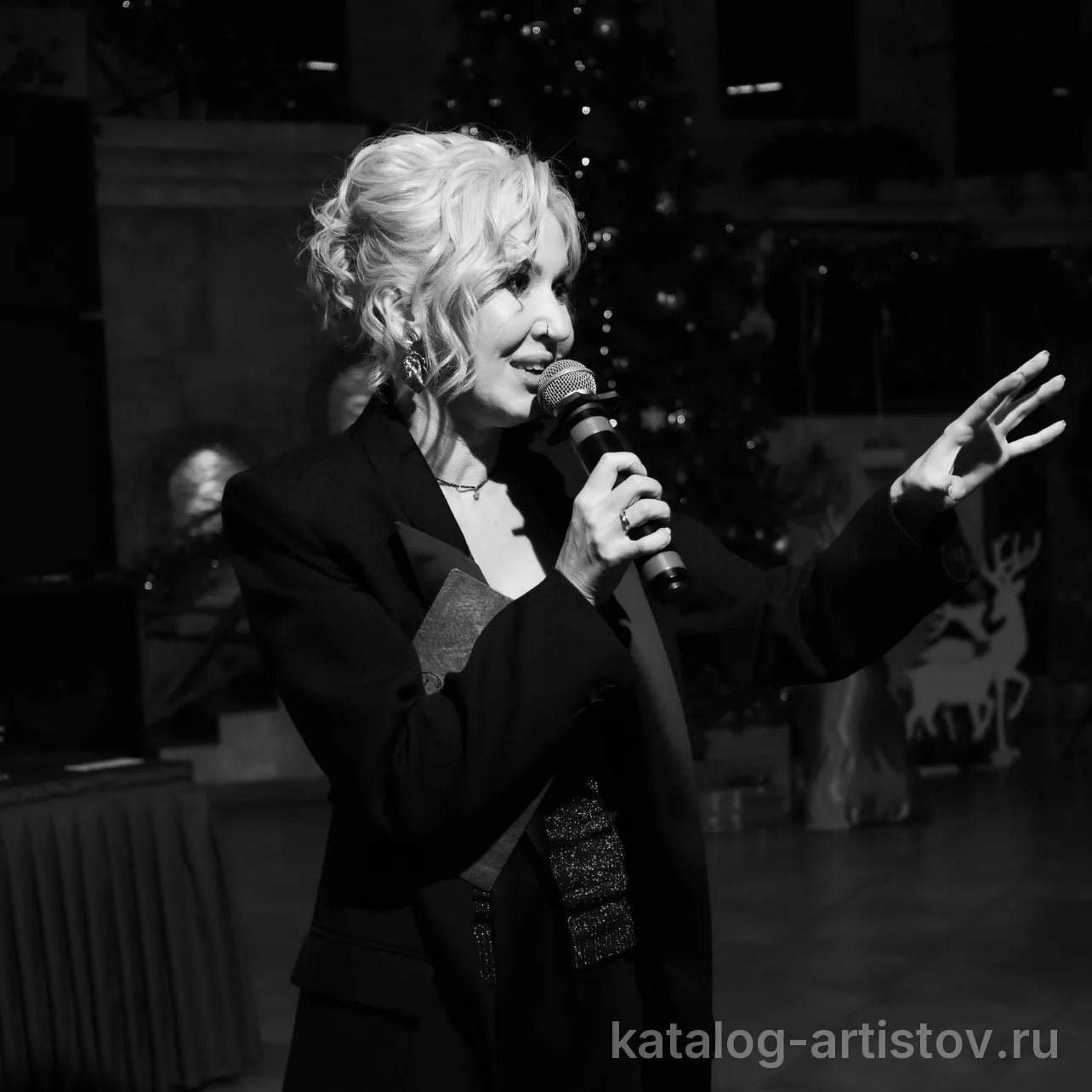 Ведущая Диана Черных, ведущий