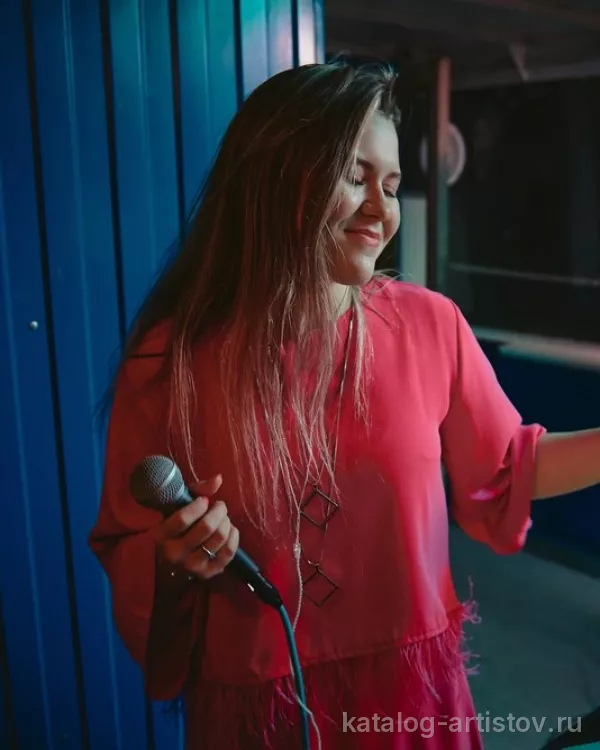 Певица Амина Мурадова, вокалист