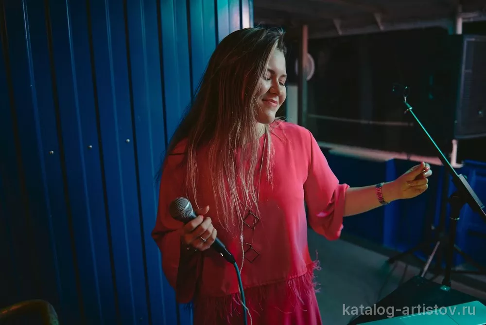 Певица Амина Мурадова, вокалист