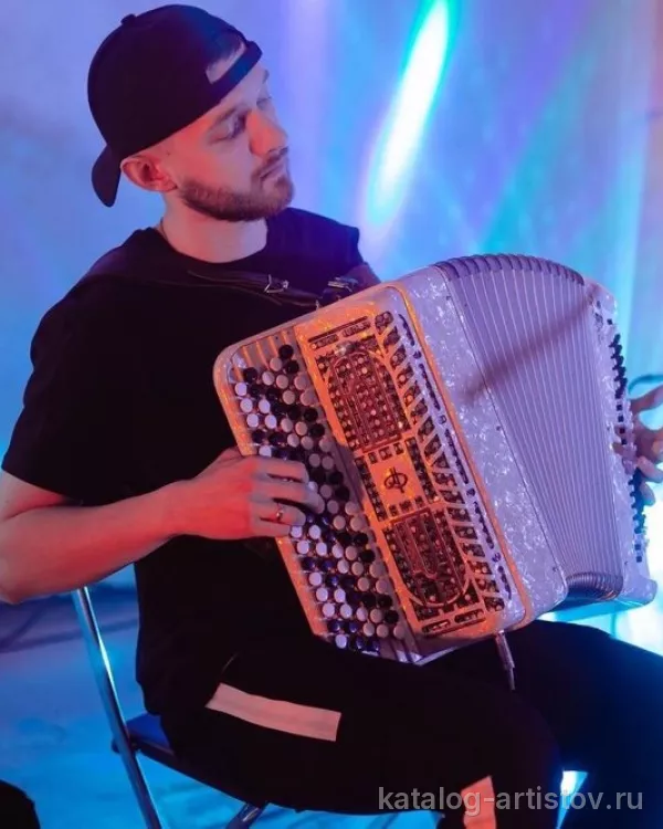 Баянист Сергей Узяков, музыкант