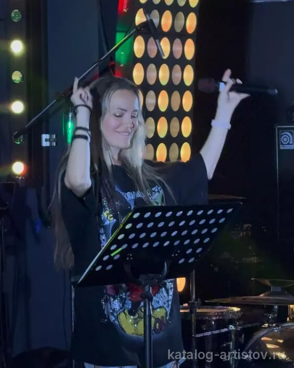 Певица Марина Чернявская, вокалист