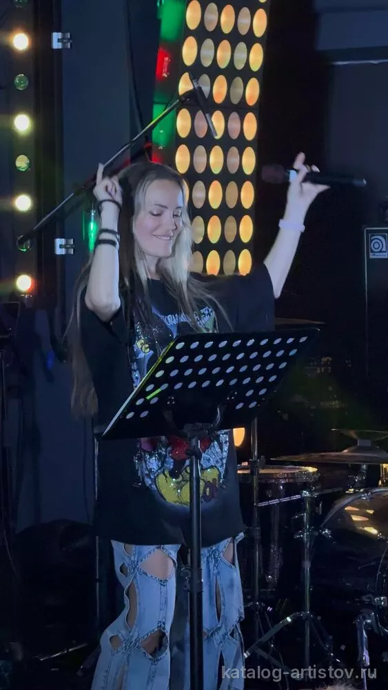 Певица Марина Чернявская, вокалист
