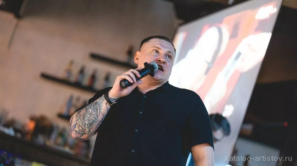 Ведущий Максим Антипин