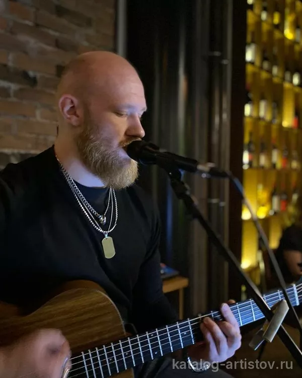 Певец Глеб Валяев, вокалист