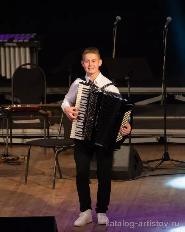 Аккордеонист Леонид Бертов, музыкант