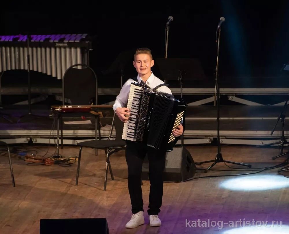 Аккордеонист Леонид Бертов, музыкант