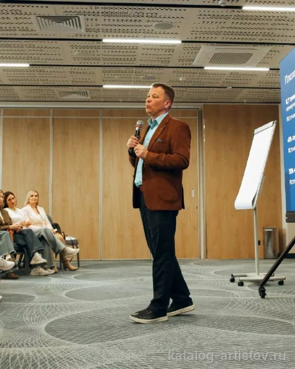 Модератор стратсессий Вадим Брежнев, спикер