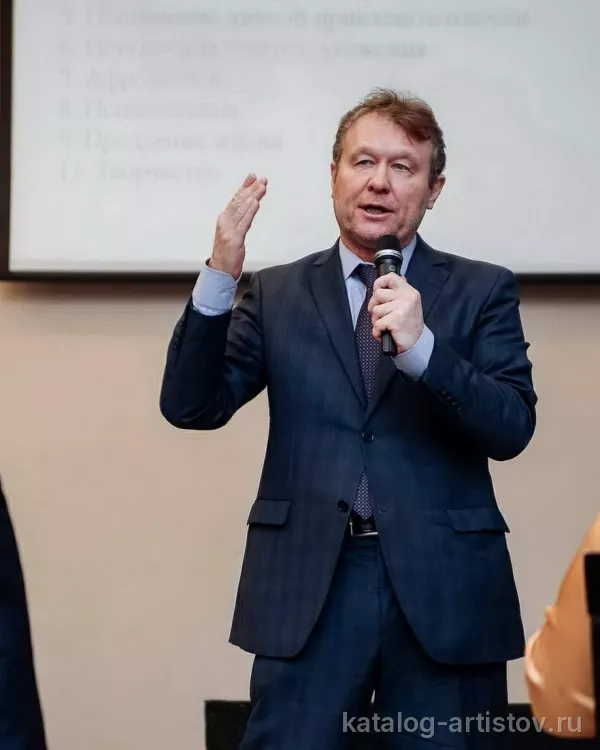 Спикер по ораторскому мастерству Дмитрий Устинов