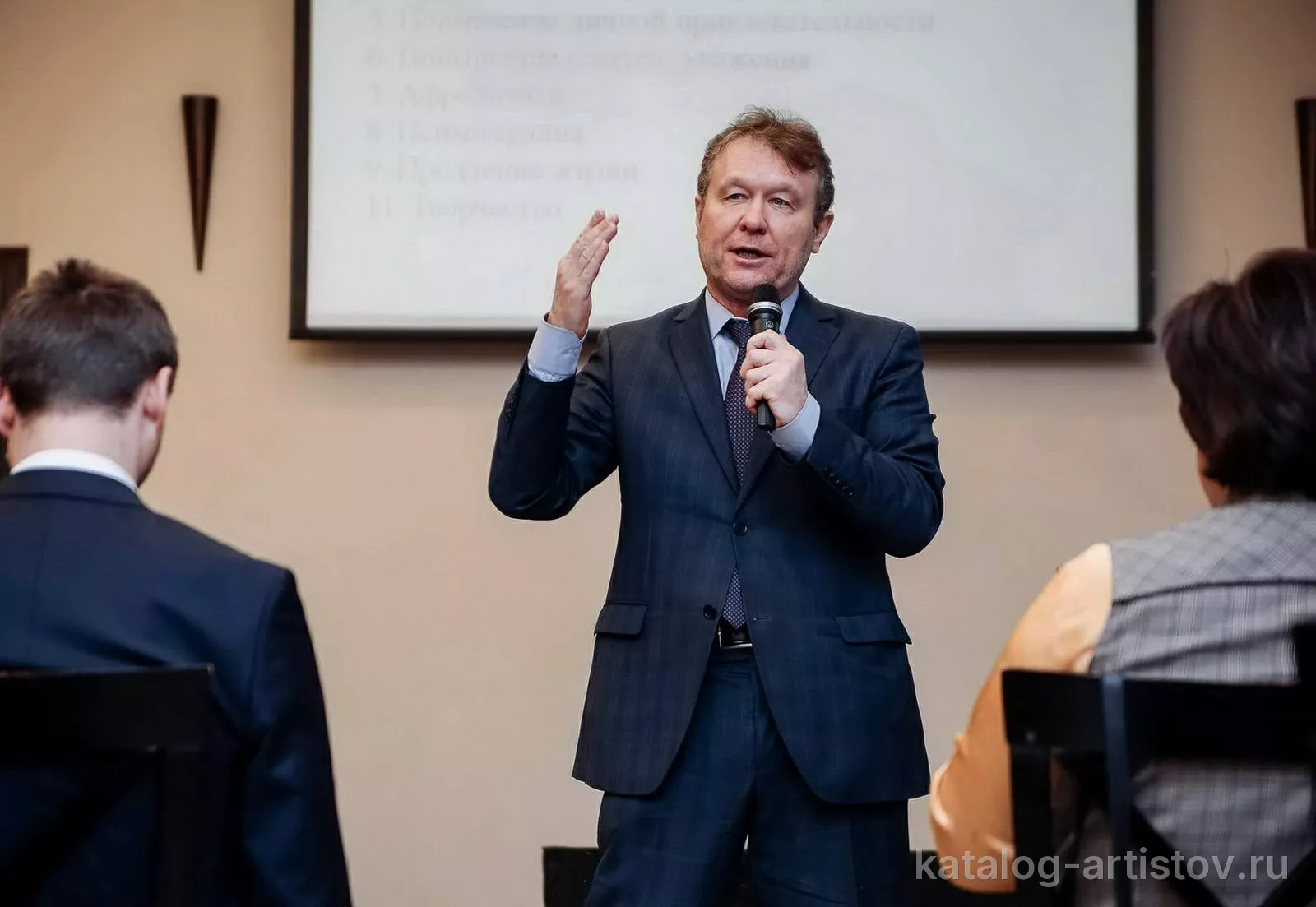 Спикер по ораторскому мастерству Дмитрий Устинов — видео выступления
